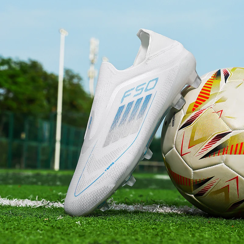 รองเท้าฟุตบอลผู้ชายรุ่นใหม่ รอ - Outdoor Sport Court บทวิจารณ์และราคา